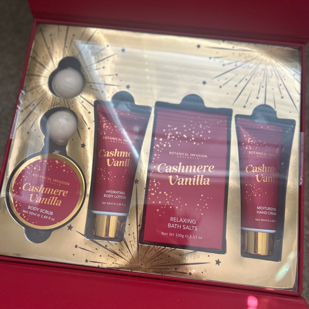 NEW Cashmere Vanilla Luxe Bath Gift Set Bath Bombs Lotion Scrub